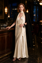Robe champagne satinée dos nu | Deuxième photo lifestyle | Lounelle Paris