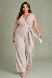 Combinaison pantalon fluide col V | Porté sur une silhouette plus ronde | Lounelle Paris