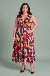 Robe fluide imprimée col V | Porté sur une silhouette plus ronde | Lounelle Paris