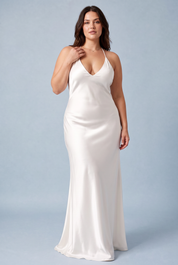 Robe blanche satinée dos nu | Porté sur une silhouette plus ronde | Lounelle Paris