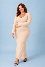 Robe longue abricot col V | Porté sur une silhouette plus ronde | Lounelle Paris