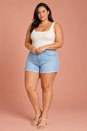 Short en jean bleu taille haute | Porté sur une silhouette plus ronde | Lounelle Paris
