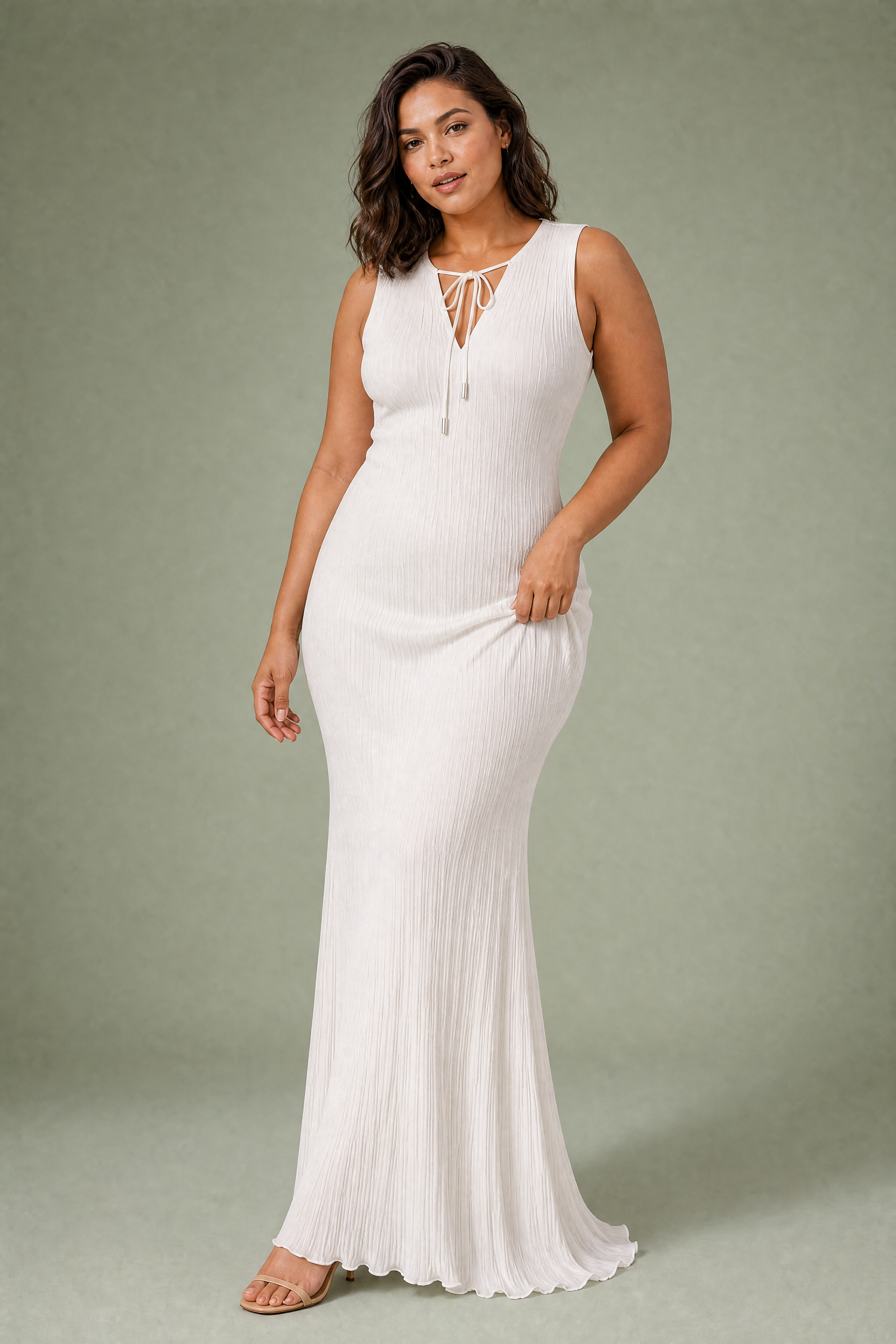 Robe longue blanche plissée col V | Porté sur une autre silhouette | Lounelle Paris