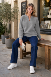 Sweat texturé col en V | Variante Gris - Lifestyle | Lounelle Paris