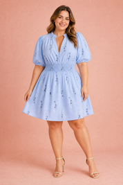 Robe bleu clair à broderies florales | Porté sur une silhouette plus ronde | Lounelle Paris