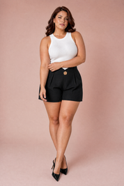Short noir taille haute en V | Porté sur une silhouette plus ronde | Lounelle Paris