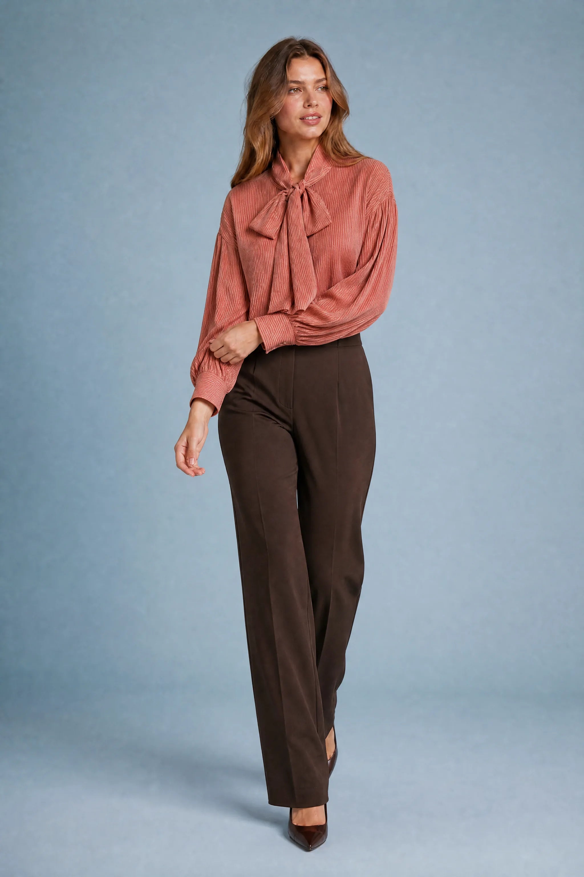 Blouse rouge orangée à rayures lavallière | Vue en mouvement | Lounelle Paris