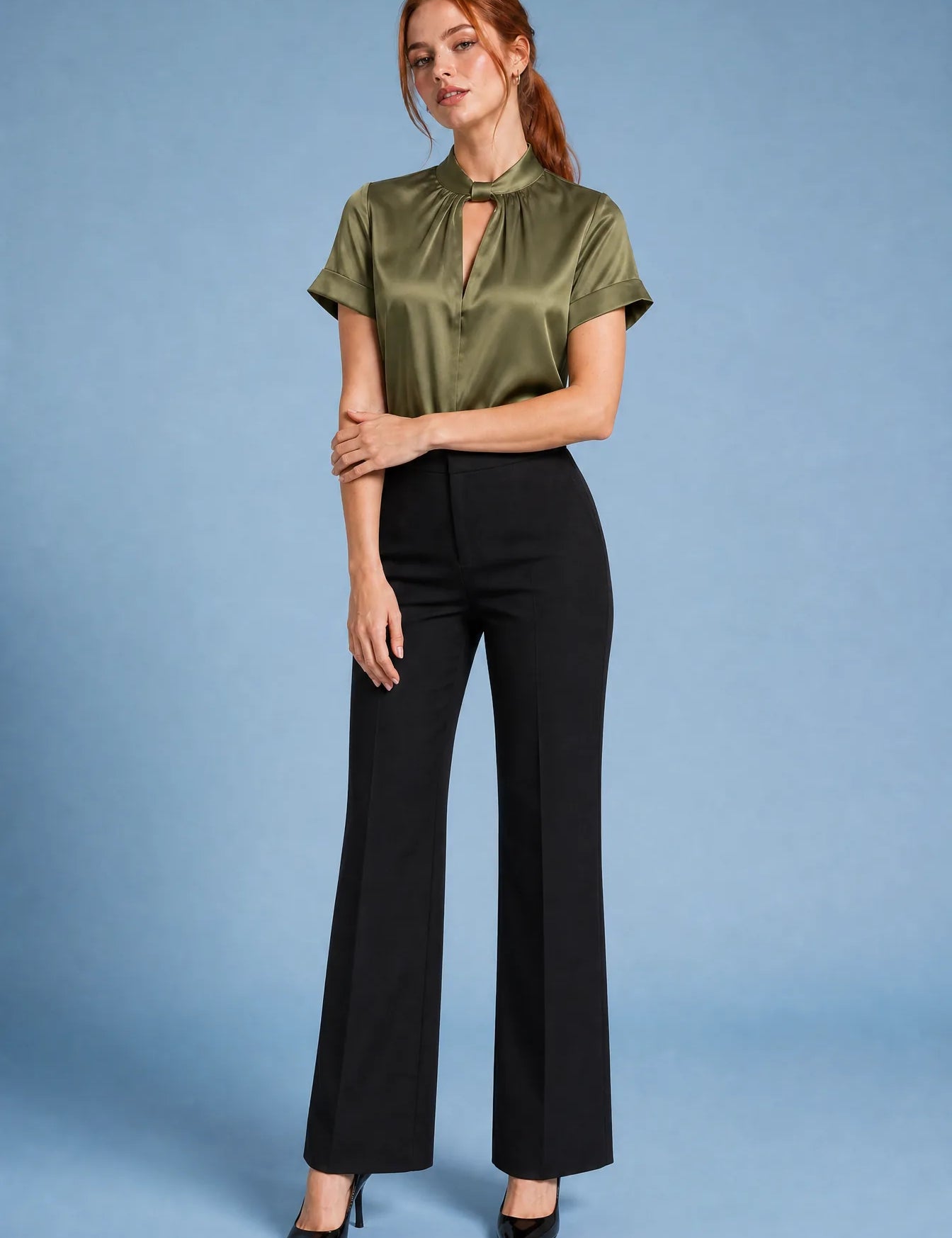 Blouse satinée col montant manches courtes | Variante Vert | Lounelle Paris