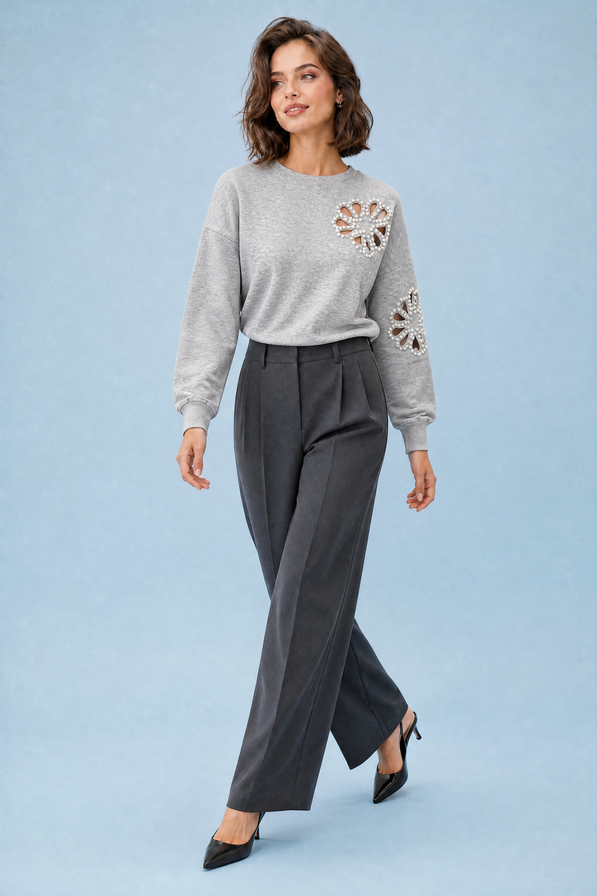 Sweat gris ajouré à perles | Vue en mouvement | Lounelle Paris