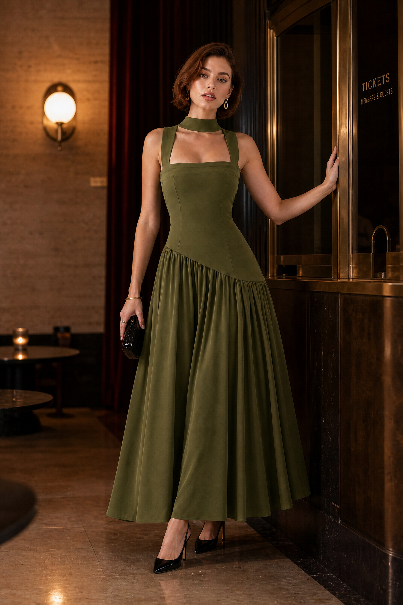 Robe longue col halter à lacets | Deuxième photo lifestyle | Lounelle Paris