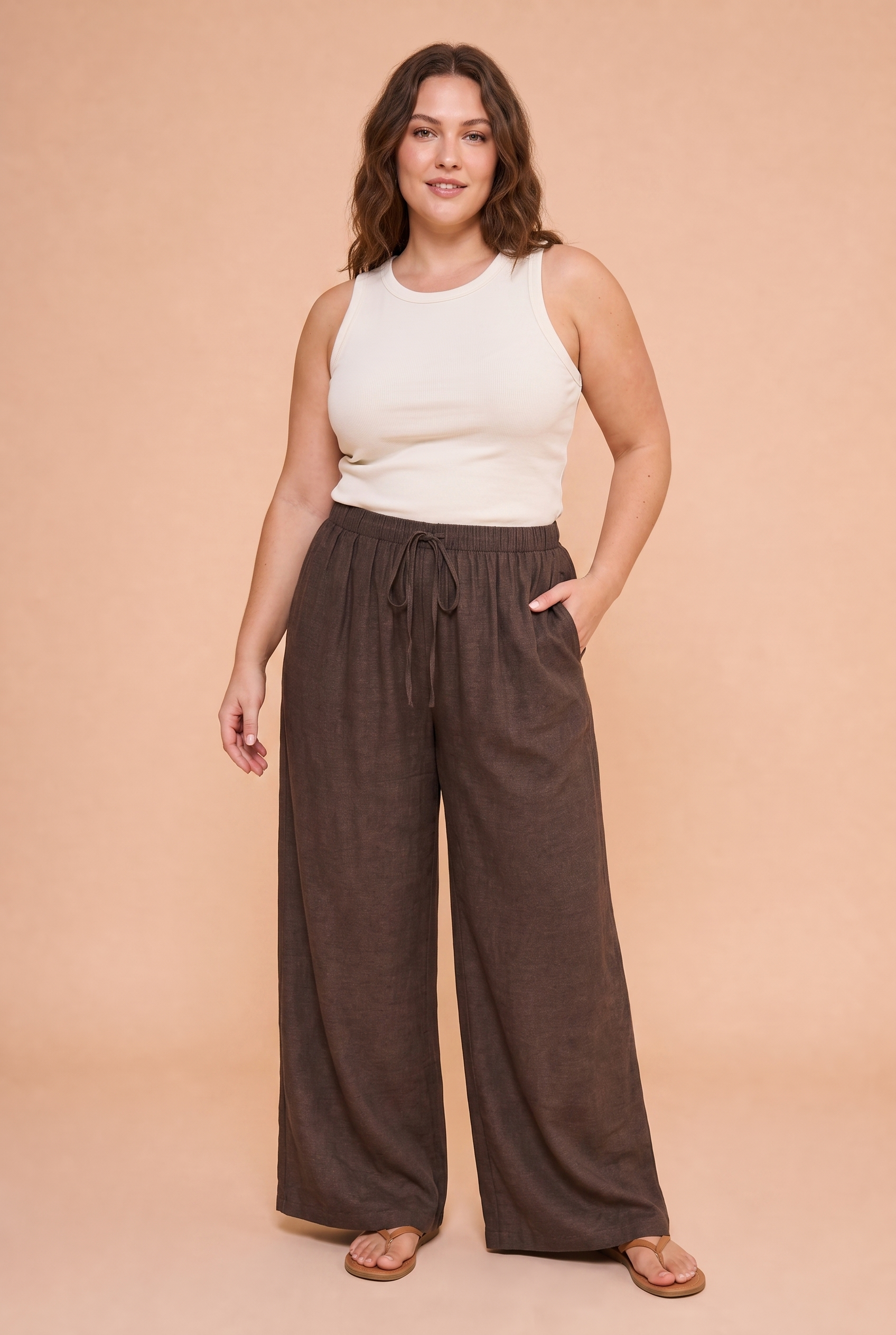 Pantalon marron large taille haute | Porté sur une silhouette plus ronde | Lounelle Paris