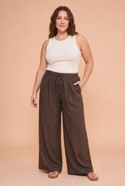Pantalon marron large taille haute | Porté sur une silhouette plus ronde | Lounelle Paris