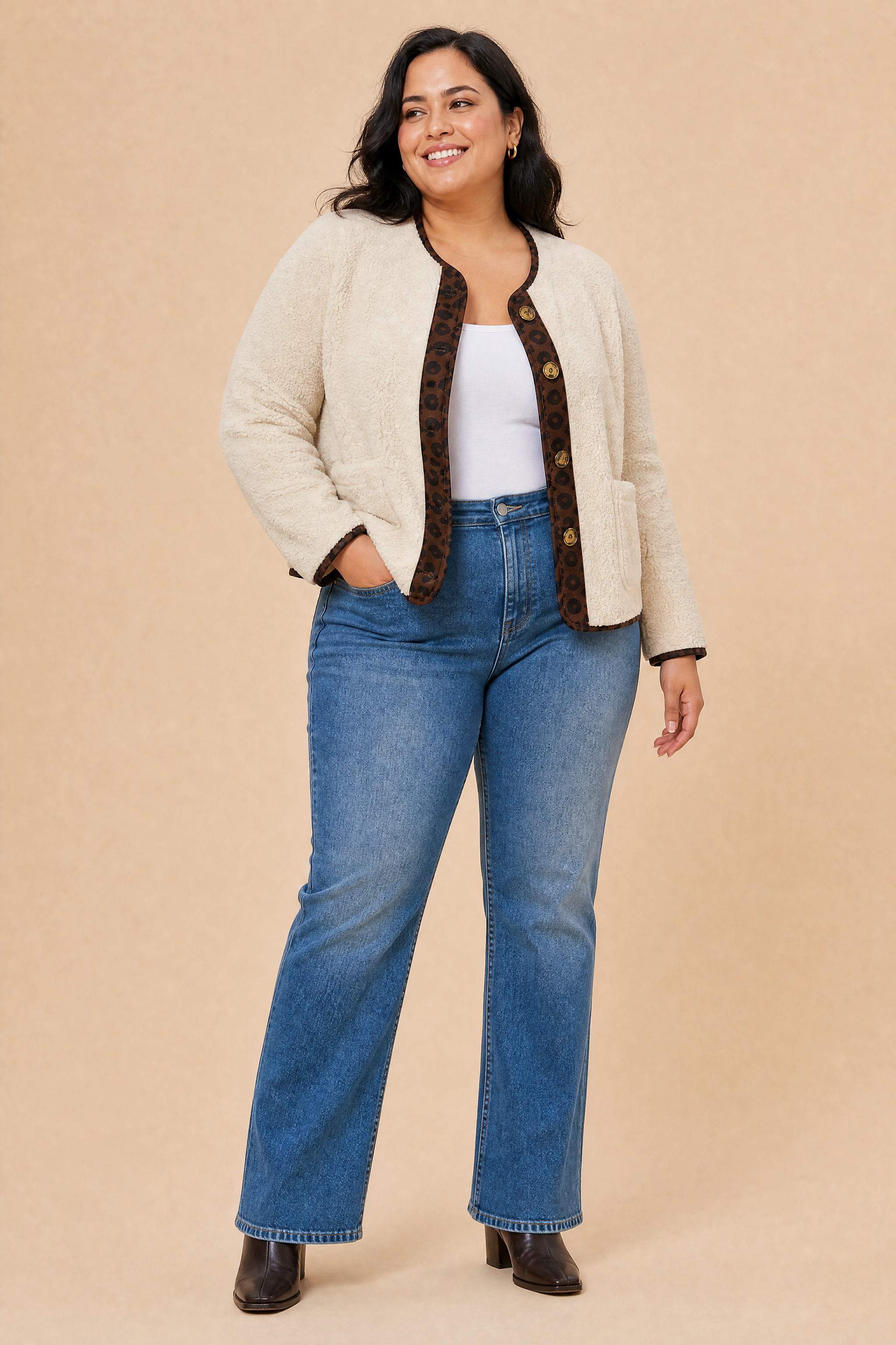 Veste beige sherpa à bordures léopard | Porté sur une autre silhouette | Lounelle Paris