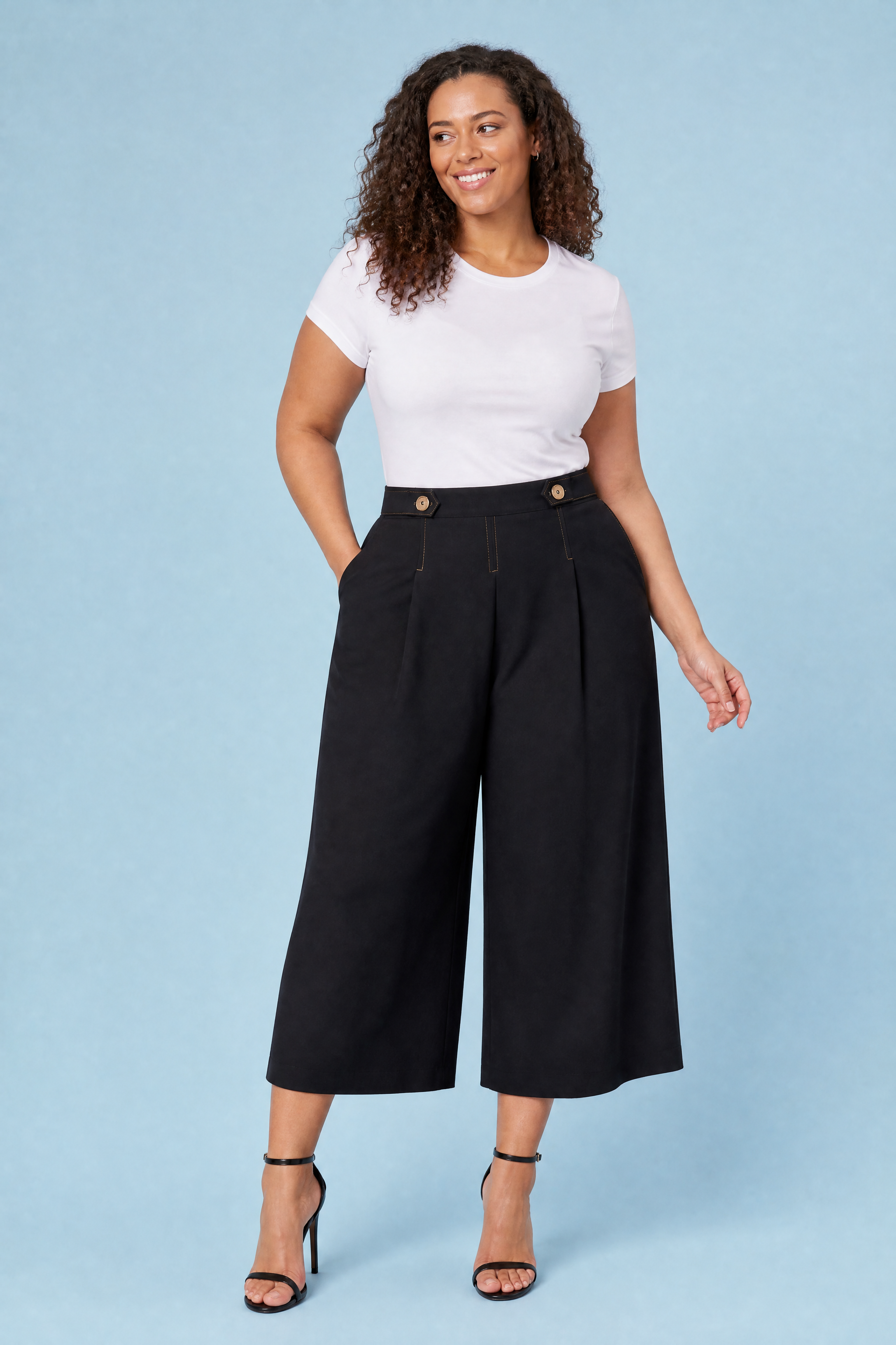 Short jupe-culotte noir taille haute | Porté sur une autre silhouette | Lounelle Paris