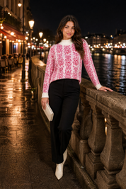 Pull rose jacquard col montant | Deuxième photo lifestyle | Lounelle Paris