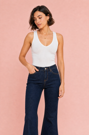 Pantalon bleu foncé évasé taille mi-haute | Vue rapprochée | Lounelle Paris