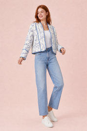 Veste matelassée blanche à imprimé floral | Vue en mouvement | Lounelle Paris