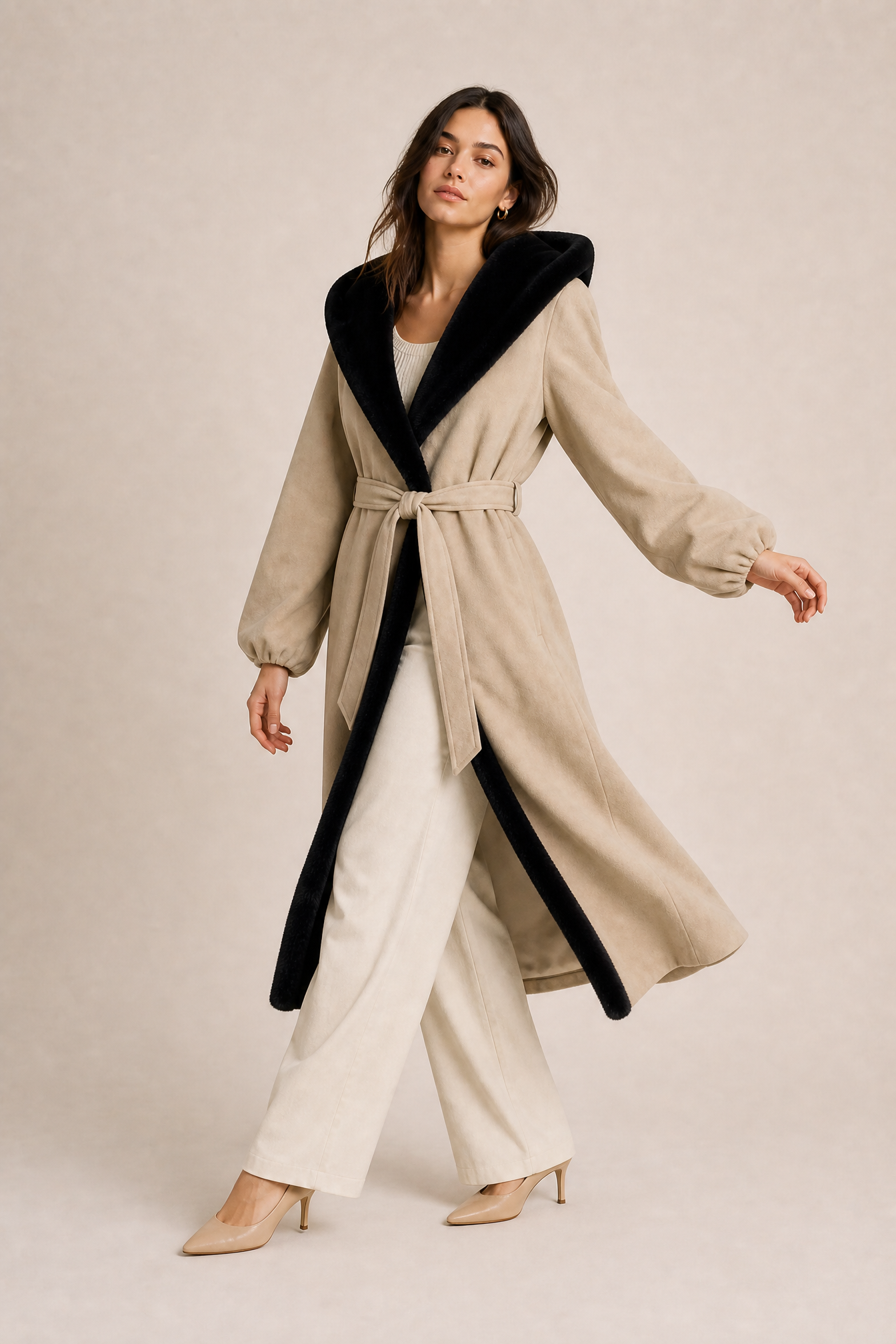 Manteau beige matelassé à capuche | Vue en mouvement | Lounelle Paris