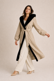 Manteau beige matelassé à capuche | Vue en mouvement | Lounelle Paris