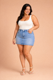 Mini jupe denim bleu évasée | Porté sur une silhouette plus ronde | Lounelle Paris