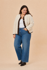 Veste beige sherpa à bordures léopard | Porté sur une silhouette plus ronde | Lounelle Paris