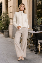 Veste maille beige col montant | Photo lifestyle | Lounelle Paris