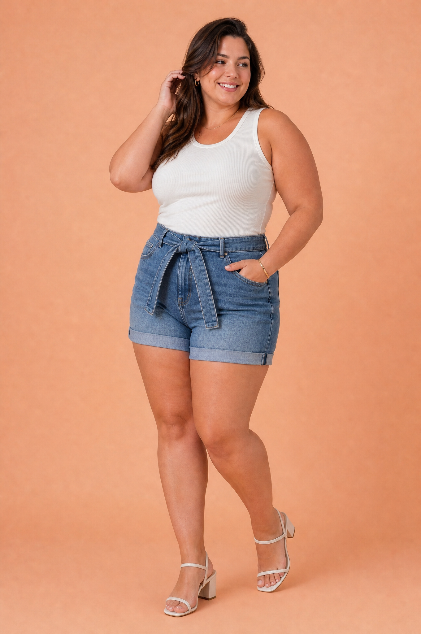 Short en jean bleu ceinture taille haute | Porté sur une silhouette plus ronde | Lounelle Paris