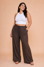 Pantalon marron large taille haute | Porté sur une autre silhouette | Lounelle Paris