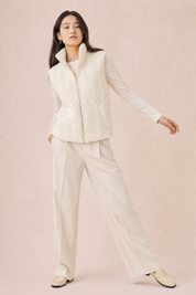 Gilet sans manches blanc cassé col montant | Vue en mouvement | Lounelle Paris