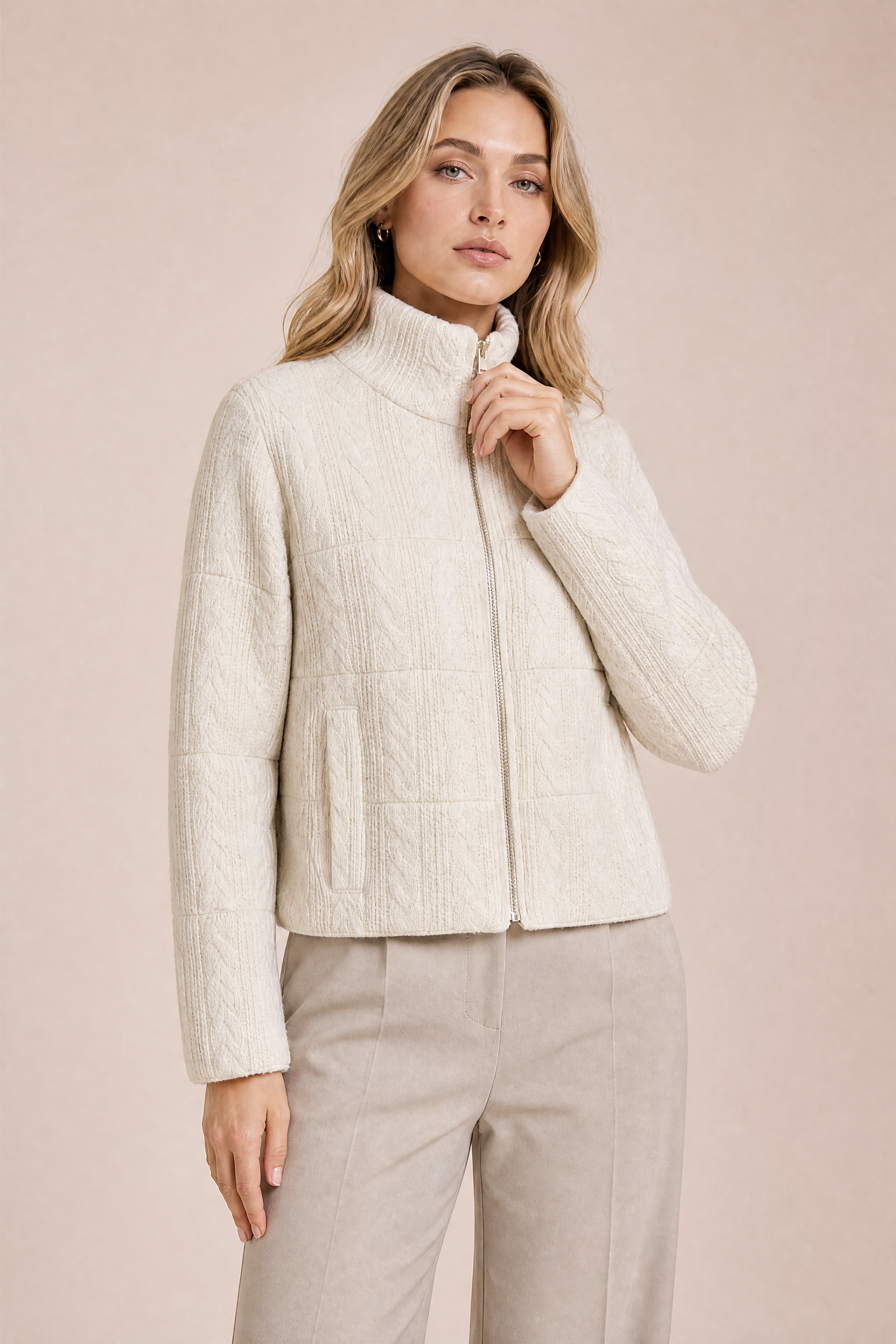 Veste maille beige col montant | Vue rapprochée | Lounelle Paris