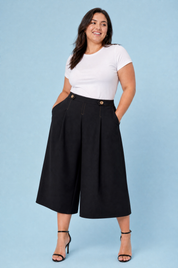 Short jupe-culotte noir taille haute | Porté sur une silhouette plus ronde | Lounelle Paris