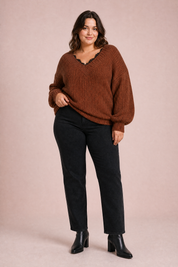 Pull col V à dentelle | Porté sur une silhouette plus ronde | Lounelle Paris