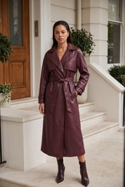 Manteau long effet cuir ceinturé | Variante Rouge - Lifestyle | Lounelle Paris