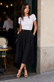 Short jupe-culotte noir taille haute | Photo lifestyle | Lounelle Paris