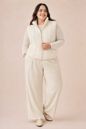 Gilet sans manches blanc cassé col montant | Porté sur une silhouette plus ronde | Lounelle Paris