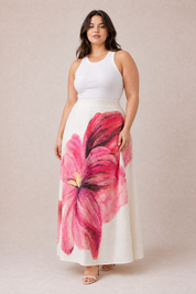 Jupe longue rose à imprimé floral | Porté sur une silhouette plus ronde | Lounelle Paris
