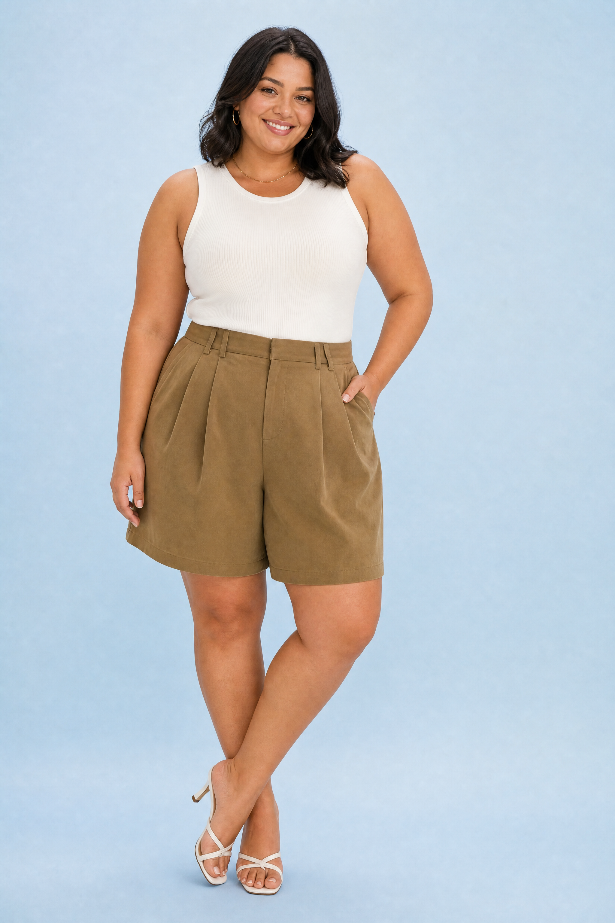 Short brun ample à plis | Porté sur une silhouette plus ronde | Lounelle Paris