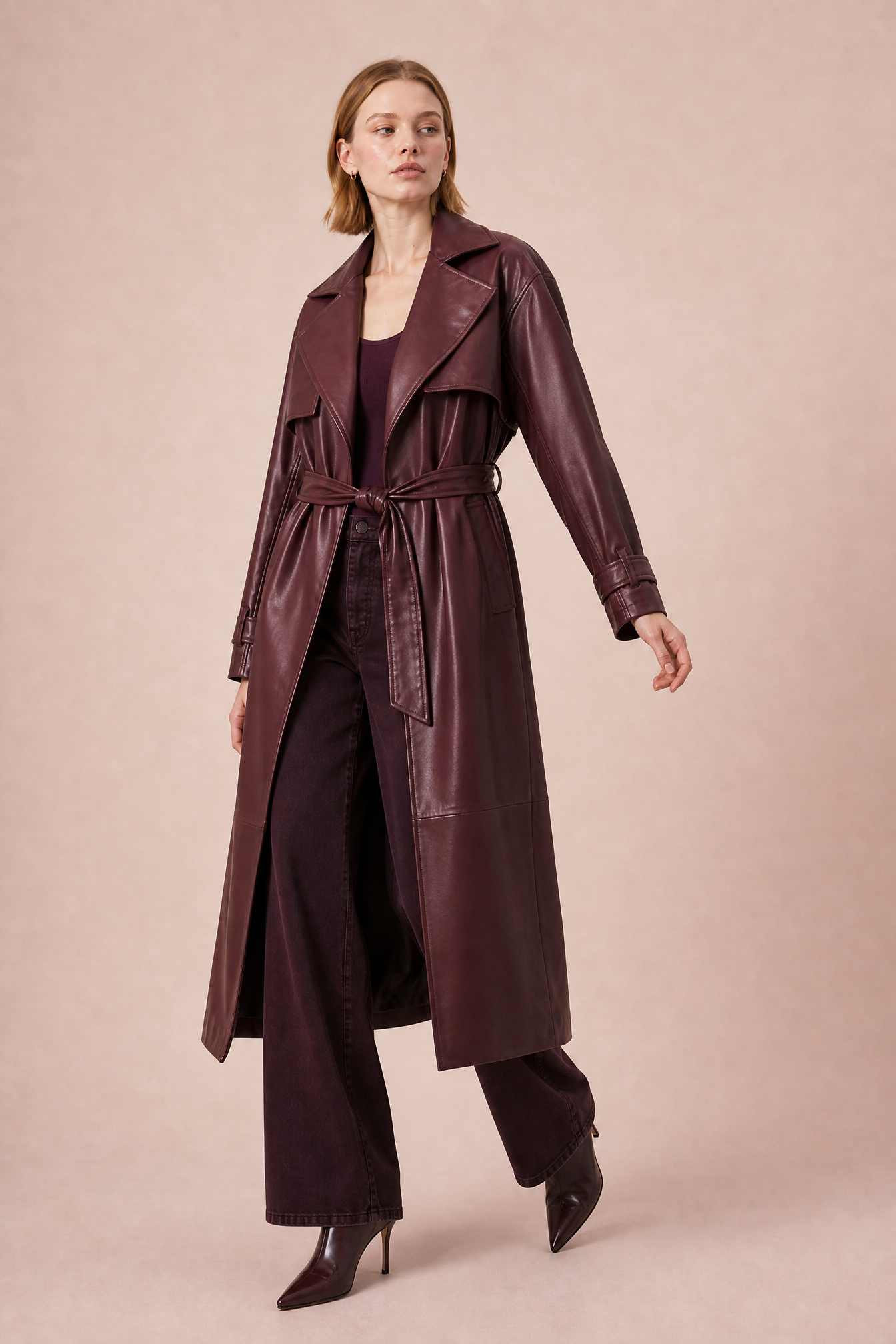 Manteau long effet cuir ceinturé | Vue en mouvement | Lounelle Paris