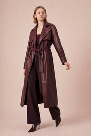 Manteau long effet cuir ceinturé | Vue en mouvement | Lounelle Paris