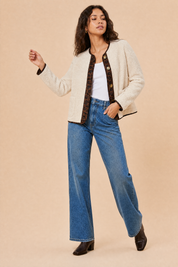 Veste beige sherpa à bordures léopard | Vue en mouvement | Lounelle Paris