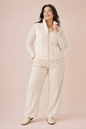 Gilet sans manches blanc cassé col montant | Porté sur une autre silhouette | Lounelle Paris