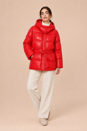Doudoune mi-longue à capuche | Variante Rouge | Lounelle Paris