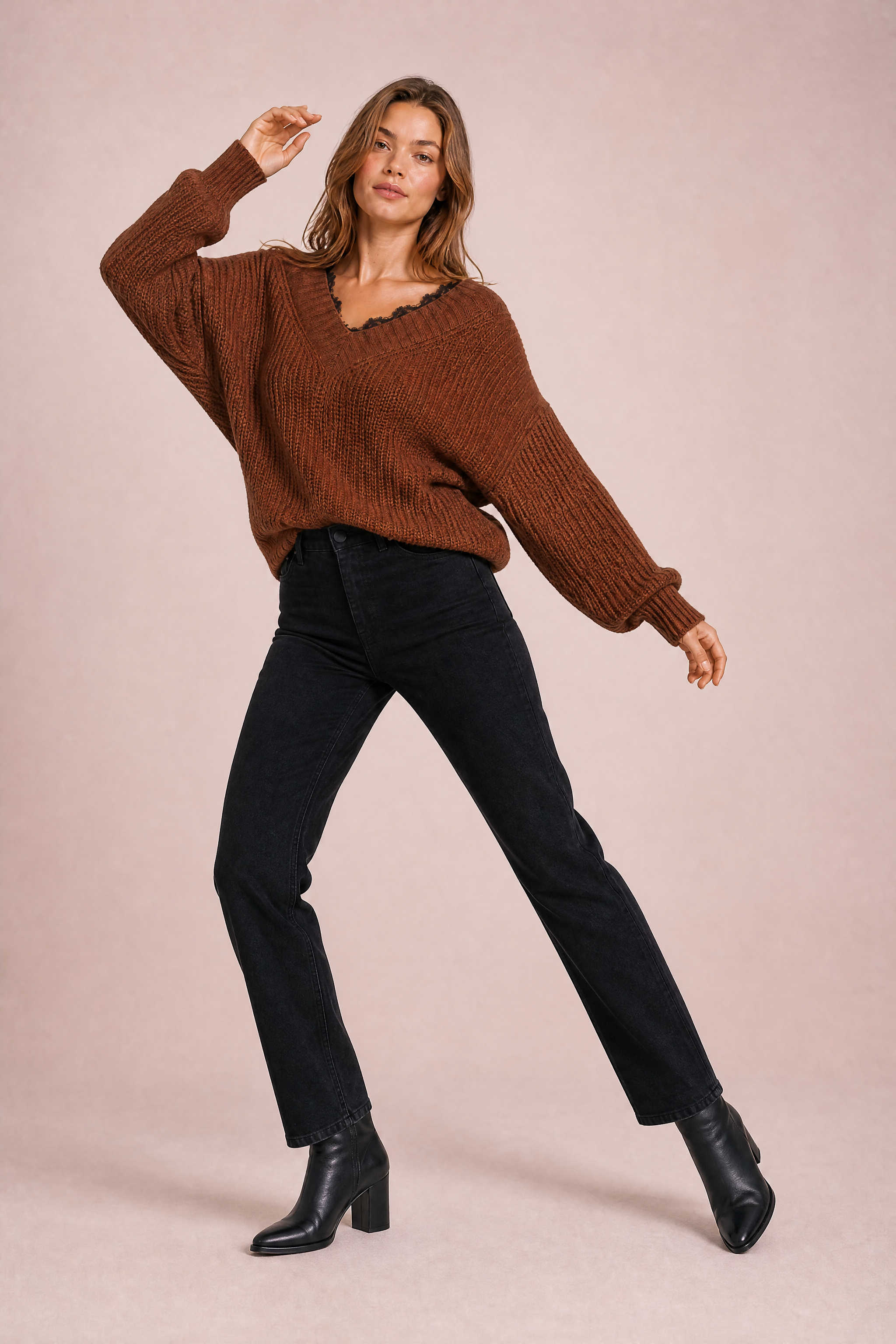 Pull col V à dentelle | Vue en mouvement | Lounelle Paris
