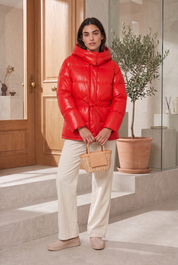 Doudoune mi-longue à capuche | Variante Rouge - Lifestyle | Lounelle Paris