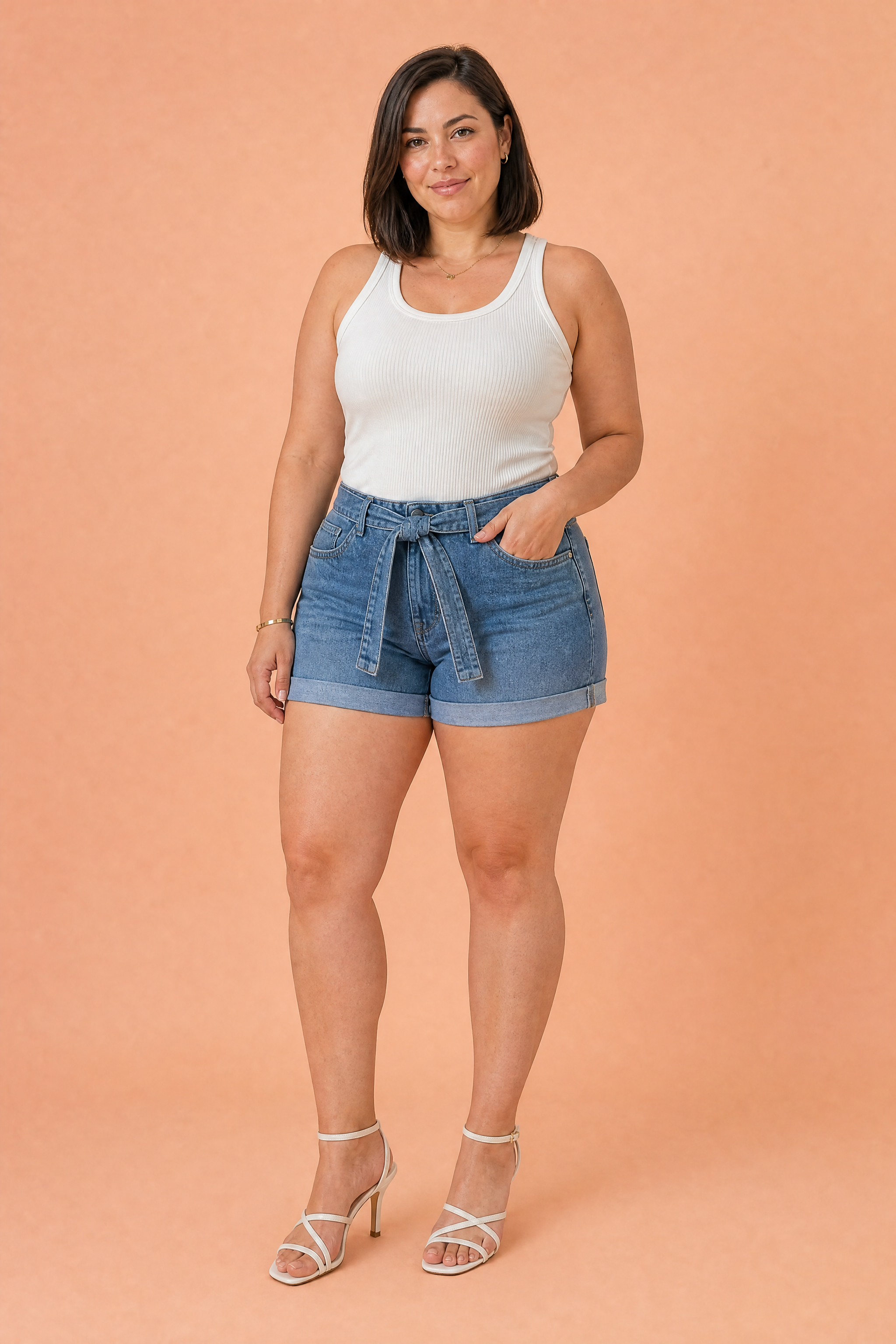 Short en jean bleu ceinture taille haute | Porté sur une autre silhouette | Lounelle Paris