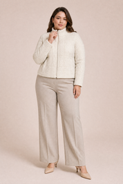 Veste maille beige col montant | Porté sur une silhouette plus ronde | Lounelle Paris