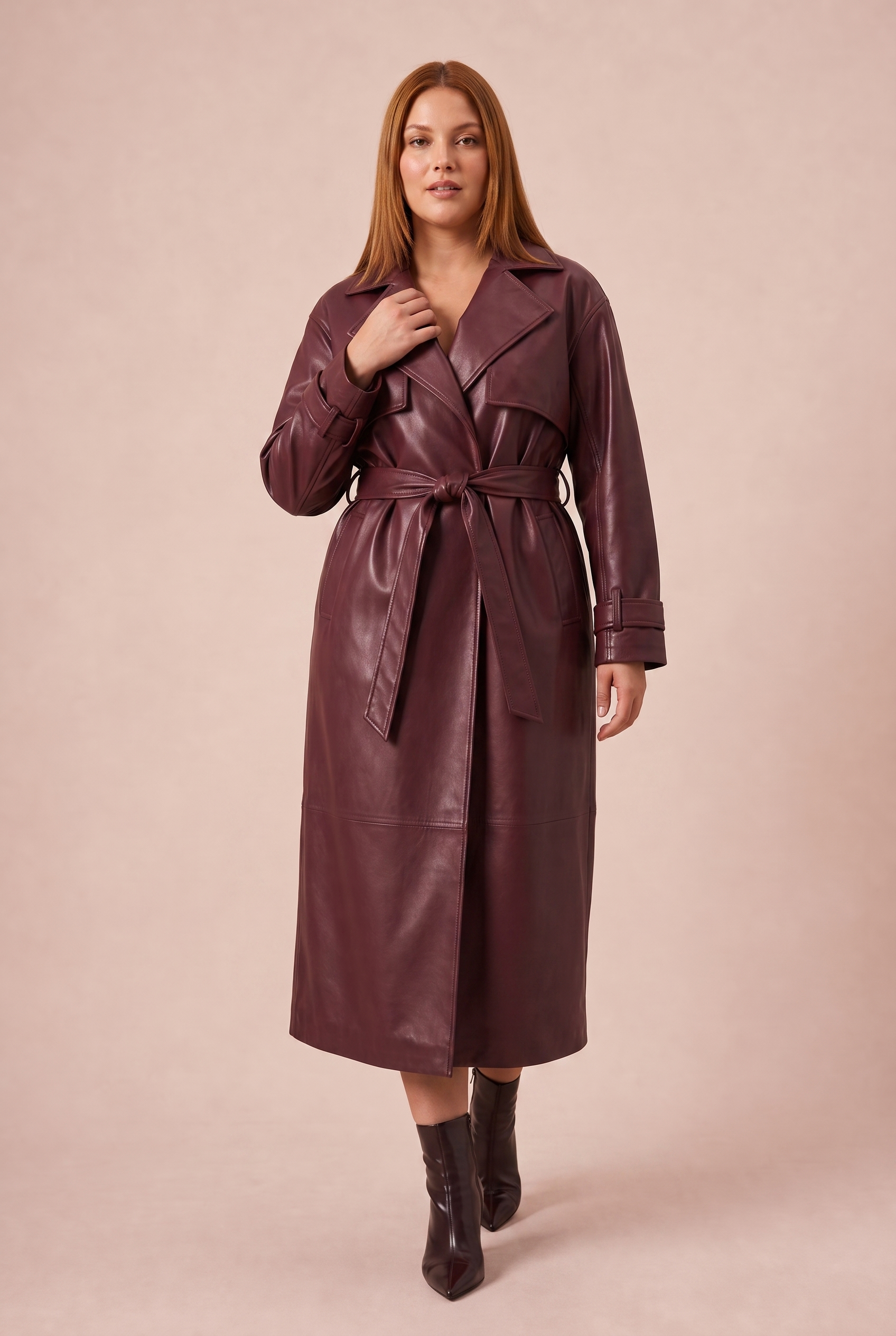 Manteau long effet cuir ceinturé | Porté sur une silhouette plus ronde | Lounelle Paris