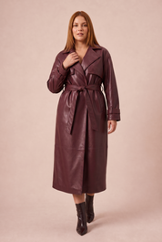 Manteau long effet cuir ceinturé | Porté sur une silhouette plus ronde | Lounelle Paris