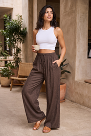 Pantalon marron large taille haute | Deuxième photo lifestyle | Lounelle Paris