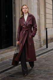 Manteau long effet cuir ceinturé | Deuxième photo lifestyle | Lounelle Paris